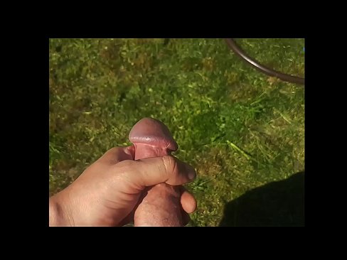 ❤️ Una guapa calenta es folla el seu cony rosa i es corre amb un esquitxat en un jardí d'estiu ️ Porno anal al porno ca.shufflesex.ru ❤
